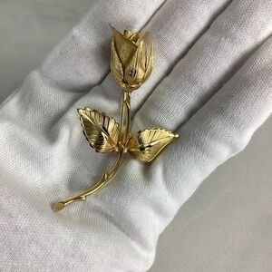 GIOVANNI VINTAGE 24K GOLD PLATED LEGEND OF THE CHRISTMAS ROSE BROOCH